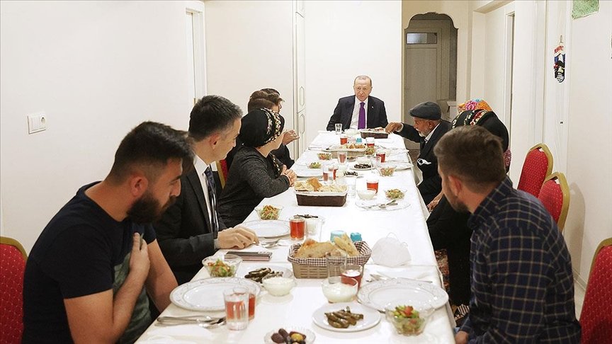Cumhurbaşkanı Erdoğan, Ankara’nın Ayaş ilçesinde hayvancılıkla uğraşan bir aileye iftarda konuk oldu