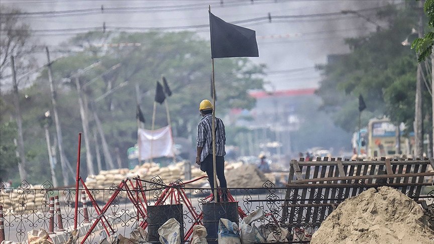 Myanmar’da greve giden darbe karşıtı 1683 akademisyen ve üniversite personeli görevden uzaklaştırıldı