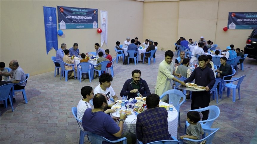 TDV Afganistan’da yetimlere iftar verdi