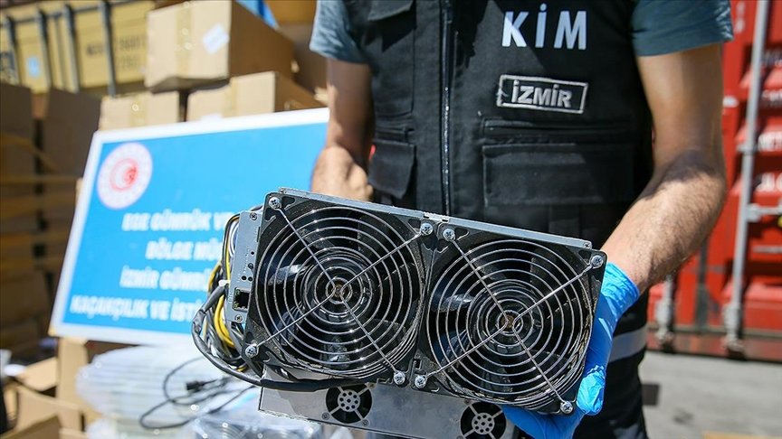 İzmir’de kaçak yollarla ülkeye sokulan 501 kripto para üretim makinesi ele geçirildi