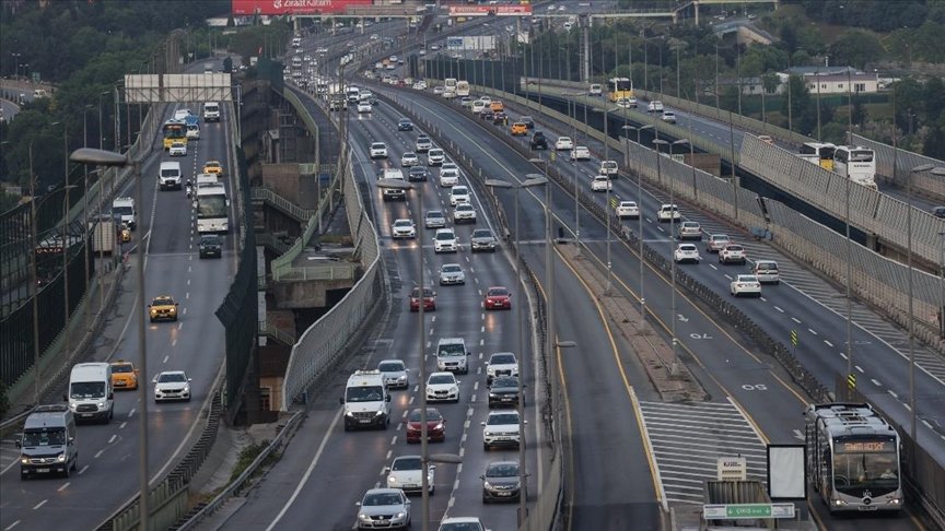 İstanbul’da ‘tam kapanma’ döneminin sona ermesiyle trafik yoğunluğu arttı