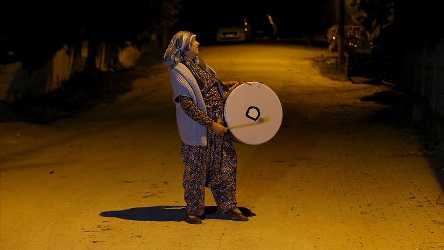 Köyün ‘davulcu ablası’ manileriyle sahura uyandırıyor