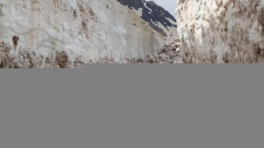 Hakkari’nin yüksek kesimlerinde karla mücadele çalışmaları mayısın son günlerinde de sürüyor
