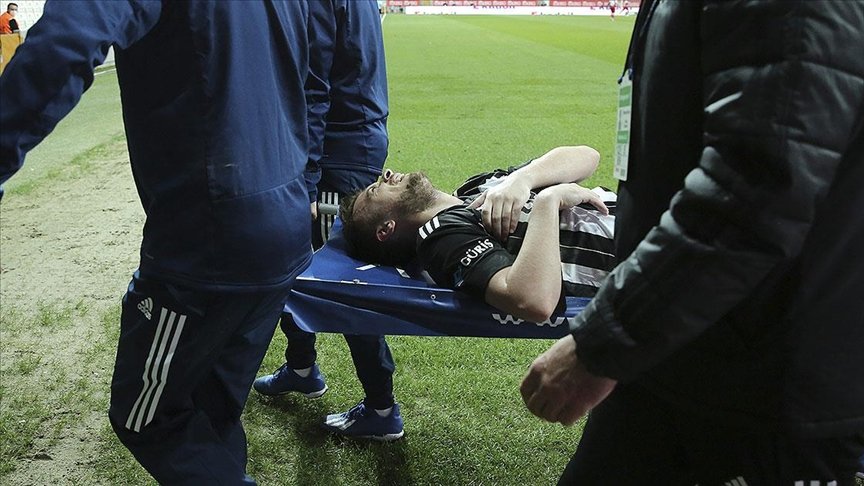 Beşiktaşlı futbolcu Adem Ljajic’in omzunun çıktığı açıklandı