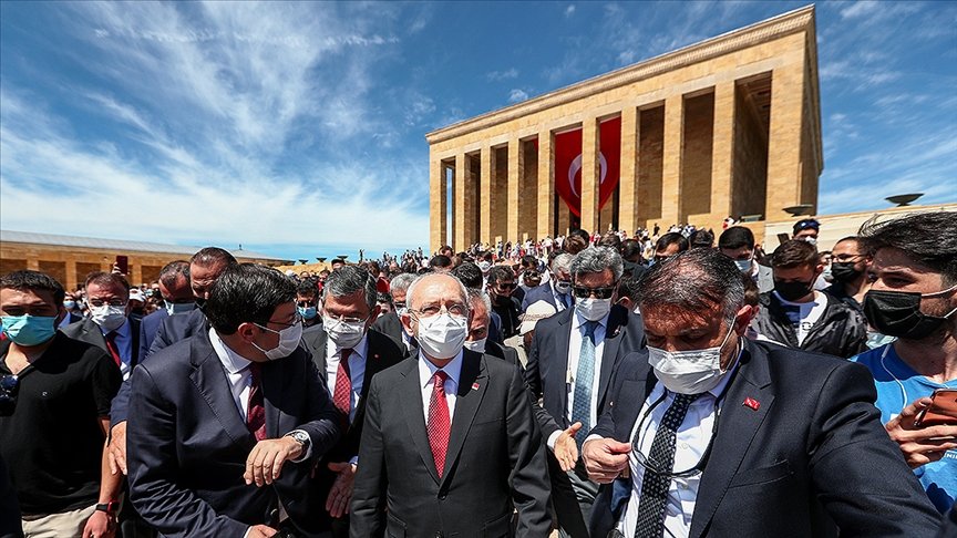 CHP Genel Başkanı Kılıçdaroğlu gençlerle Anıtkabir’i ziyaret etti