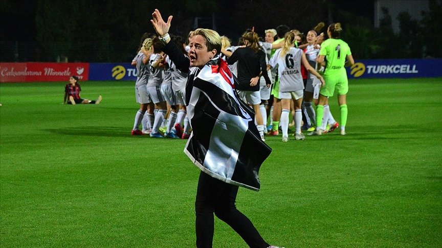 Beşiktaş futbolda ‘çifte şampiyonluk’ hedefine koşuyor