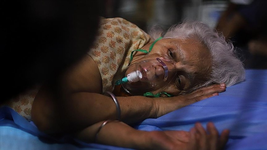 Hindistan’da Kovid-19’dan ölenlerin sayısı 300 bini aşarken günlük vakalar son haftaların en düşük seviyesinde