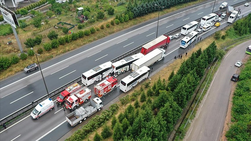 Anadolu Otoyolu’nun Kocaeli kesiminde 21 aracın karıştığı zincirleme trafik kazası: 20 yaralı