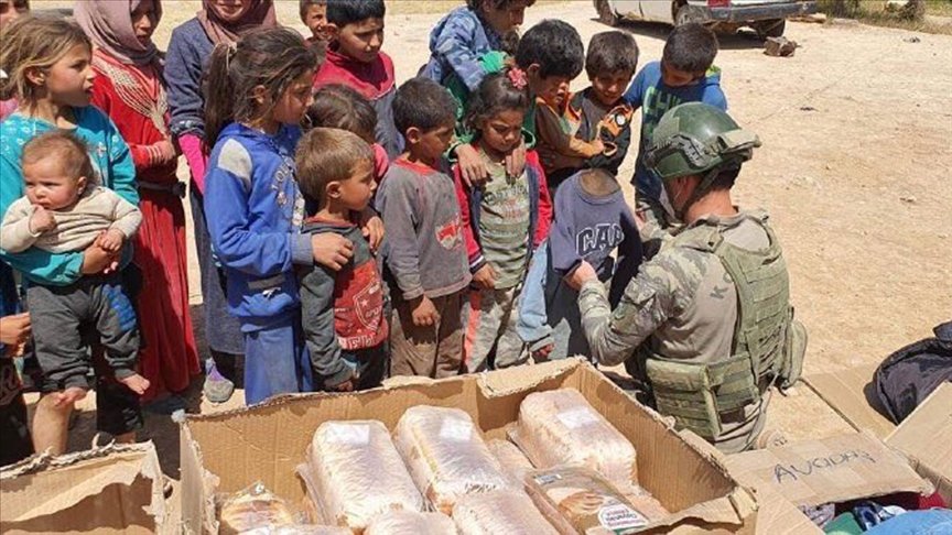 Mehmetçikten Barış Pınarı bölgesindeki ihtiyaç sahiplerine yardım eli