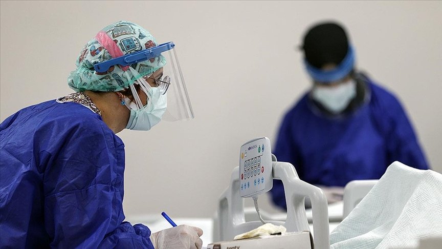 Türkiye’de Kovid-19 vaka sayısı 20 binin altına düşerek 18 bin 52 oldu
