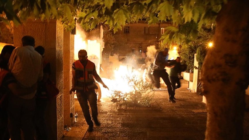 İsrail polisi, Mescid-i Aksa’ya girerek ses bombalarıyla cemaate saldırdı