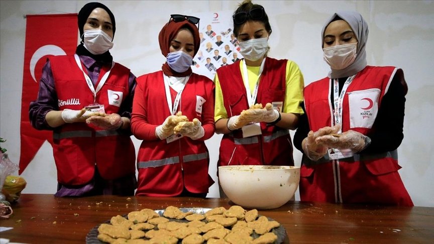 Elazığ’da iftarı yolda karşılayanlara Kızılay’dan köfte ekmek ve ayran ikramı