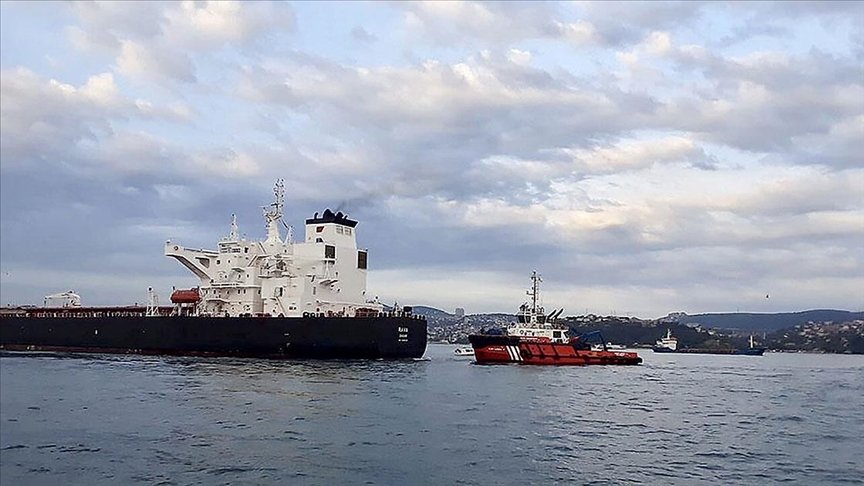 İstanbul Boğazı’nda makine arızası nedeniyle sürüklenen tankere müdahale edildi
