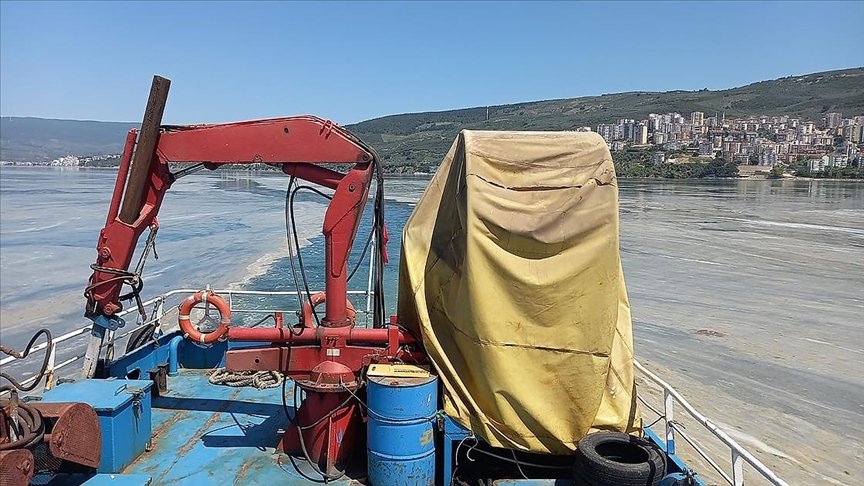 Gemlik Körfezi’ndeki deniz salyasının temizlenmesi için çalışma başlatıldı