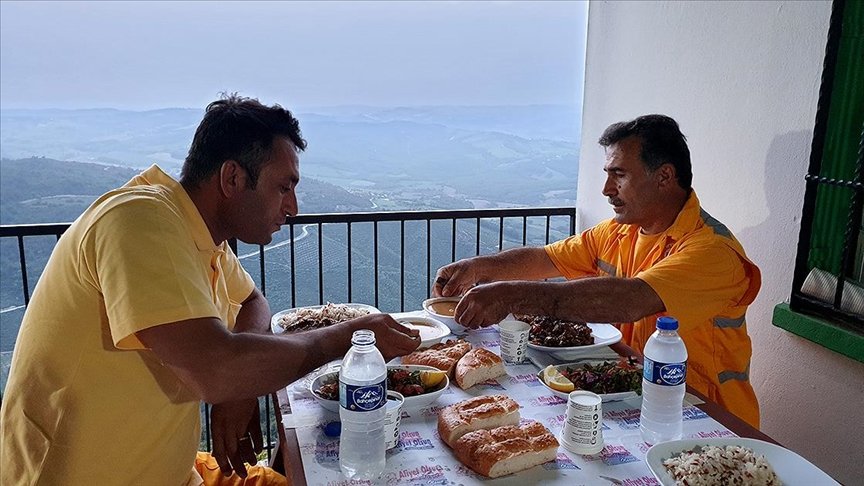 ‘Yangın bekçileri’ ramazanda iftarlarını yeşil örtü üzerinde yapıyor