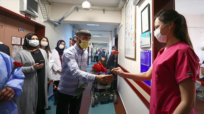 Doktoru ‘tehdit eden’ şüpheli, sağlık çalışanlarına karanfil dağıtarak ceza almaktan kurtuldu