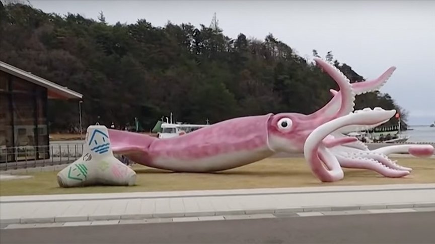 Japonya’da mürekkep balığı heykeline Kovid-19 yardımlarından 25 milyon dolar harcanması tepki çekti