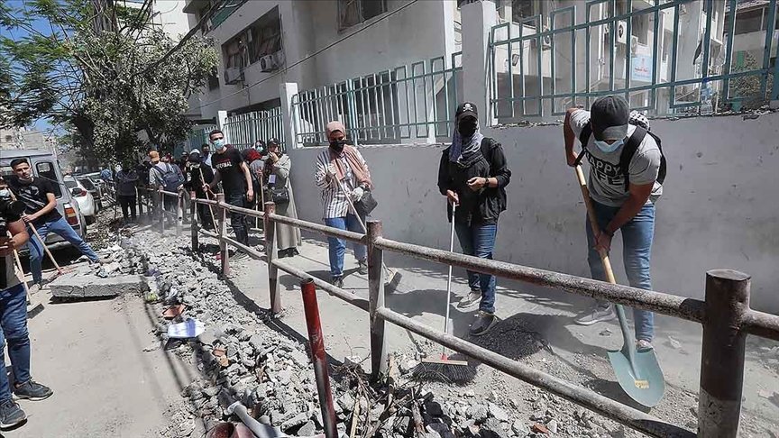 Filistinli gençler ‘İmar Edeceğiz’ sloganıyla İsrail’in Gazze’de neden olduğu enkazı temizliyor