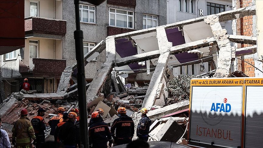 Zeytinburnu’nda 5 katlı boş bina çöktü