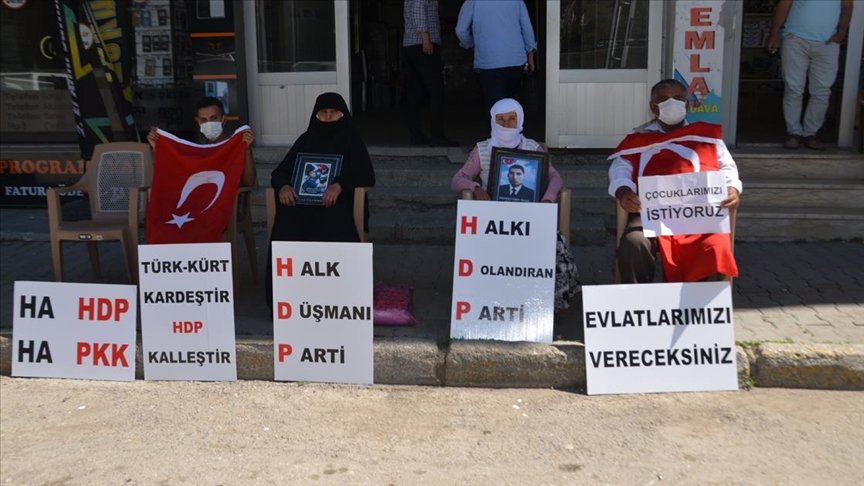 Muş’ta çocukları dağa kaçırılan 3 aile HDP binası önünde oturma eylemi yaptı