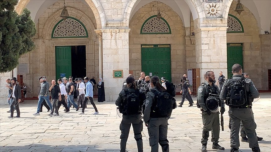 Fanatik Yahudiler İsrail polisi eşliğinde bir kez daha Mescid-i Aksa’ya baskın düzenledi
