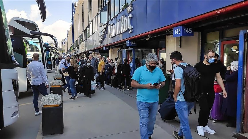 ‘Kademeli normalleşme’nin ilk gününde otogar ve havalimanlarında hareketlilik yaşanıyor