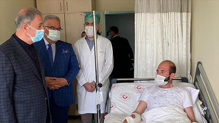 Bakan Akar’dan yaralı askerlere ziyaret
