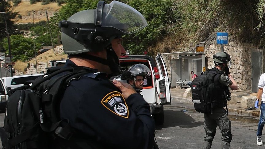 Tel Aviv yakınlarında çok sayıda Yahudi bir Filistinliyi linç etmek istedi