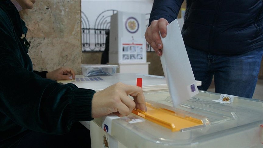 Ermenistan’da Karabağ hezimetinden sonra yarın parlamento seçimi için oy kullanılacak