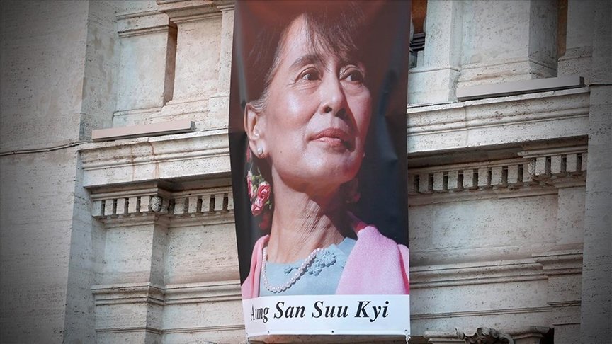 Myanmar’ın devrik lideri Suu Çii askeri mahkemede yargılanmaya başladı