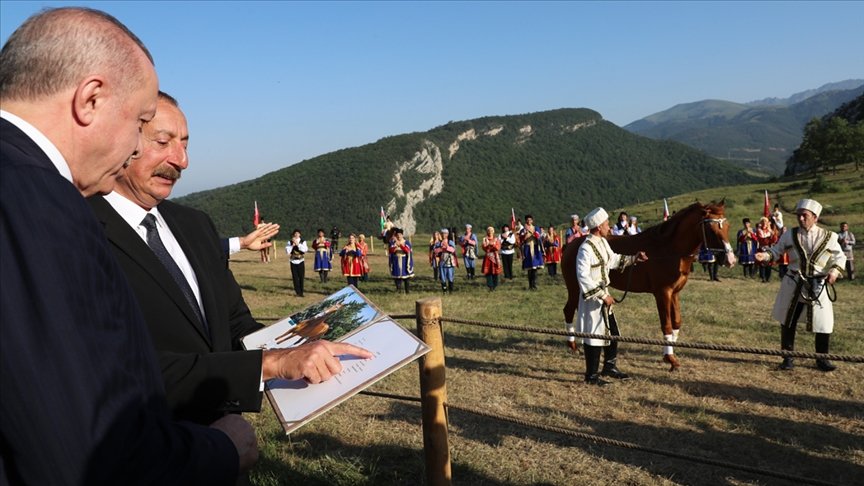 Cumhurbaşkanı Erdoğan, Azerbaycan Cumhurbaşkanı Aliyev ile Şuşa’da at yarışı izledi