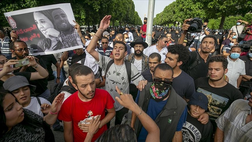 Tunus’ta, polisin göstericilere yönelik müdahalesi protesto edildi