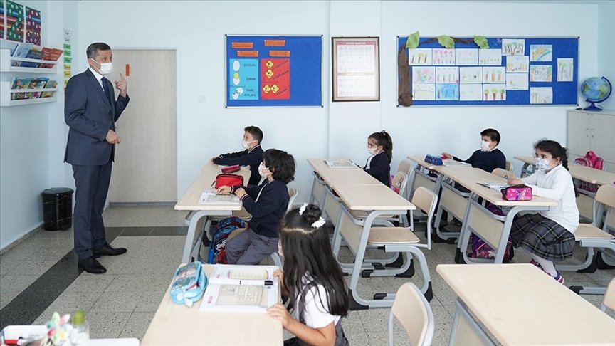 Milli Eğitim Bakanı Selçuk yüz yüze eğitimin ilk gününde çocuklarla buluştu