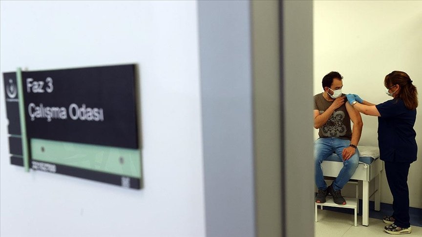 Yerli aşı ‘TURKOVAC’ faz 3 çalışması kapsamında gönüllülere uygulanıyor