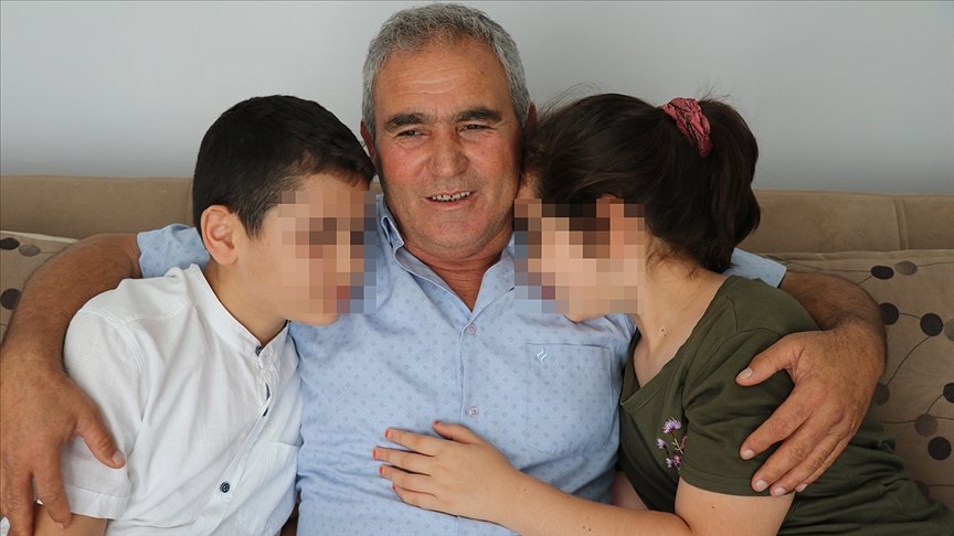 İşini bırakıp koruyucusu olduğu iki kardeşi baba şefkatiyle büyüttü