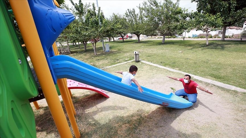 Aydın’da bir aile dört kuşaktır evlat edinilen çocuklarla büyüyor