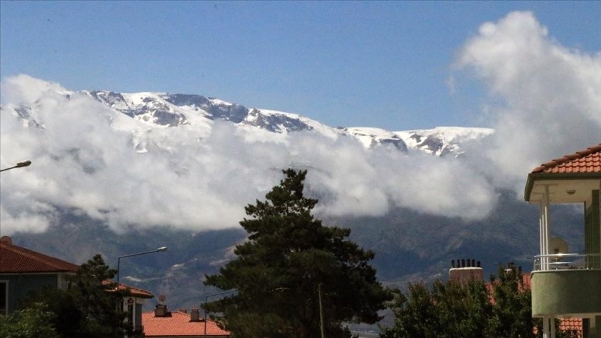 Erzincan’daki Esence ve Munzur dağları haziranda beyaza büründü