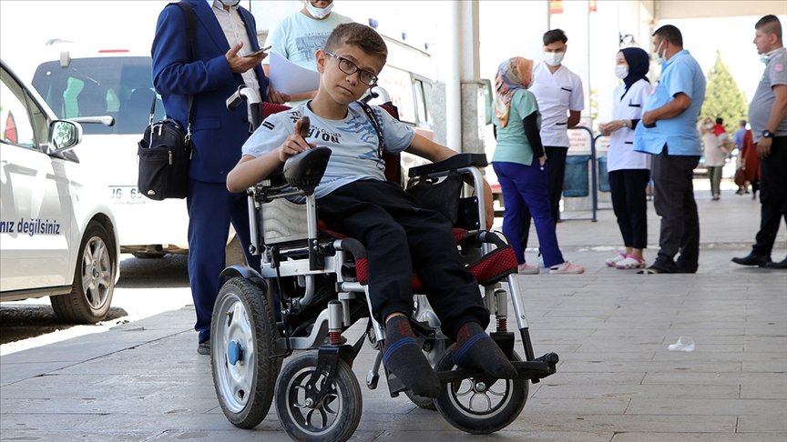Hikayesini AA’nın duyurduğu engelli Muhammed tedavisi için Samsun’a yola çıktı