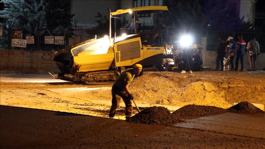 Diyarbakır’da belediye ekipleri konforlu yol için gece de mesaide