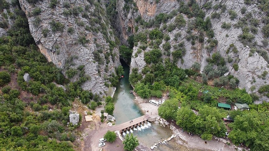İki dağ arasında sallarla yolculuk yapılan Kisecik Kanyonu doğal güzelliğiyle cezbediyor