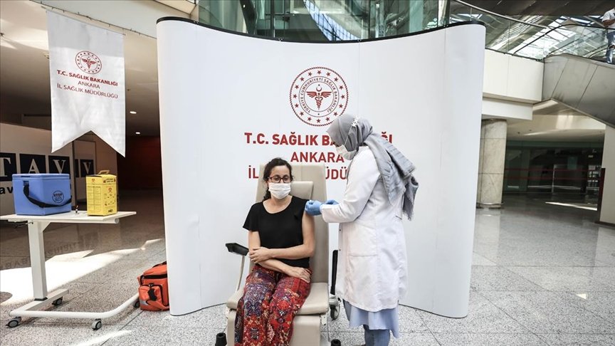 Esenboğa Havalimanı’nda Kovid-19 aşısı yapılmaya başlandı