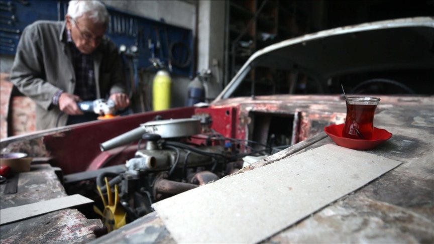 ‘Anadol’ otomobiller ‘Dede Suat’ın elinde hayata dönüyor
