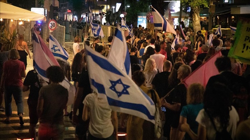 İsrailliler Tel Aviv’de Netanyahu’nun gidişini kutladı