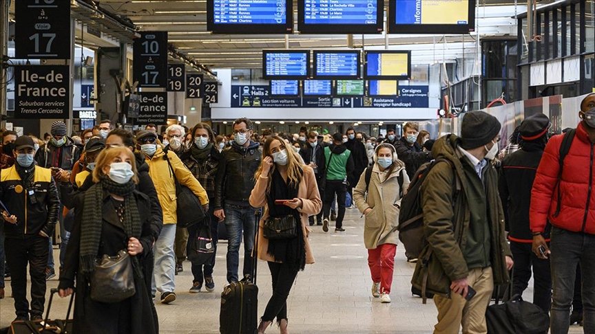 Fransa, maske zorunluluğu ve gece sokağa çıkma yasağını kaldırıyor