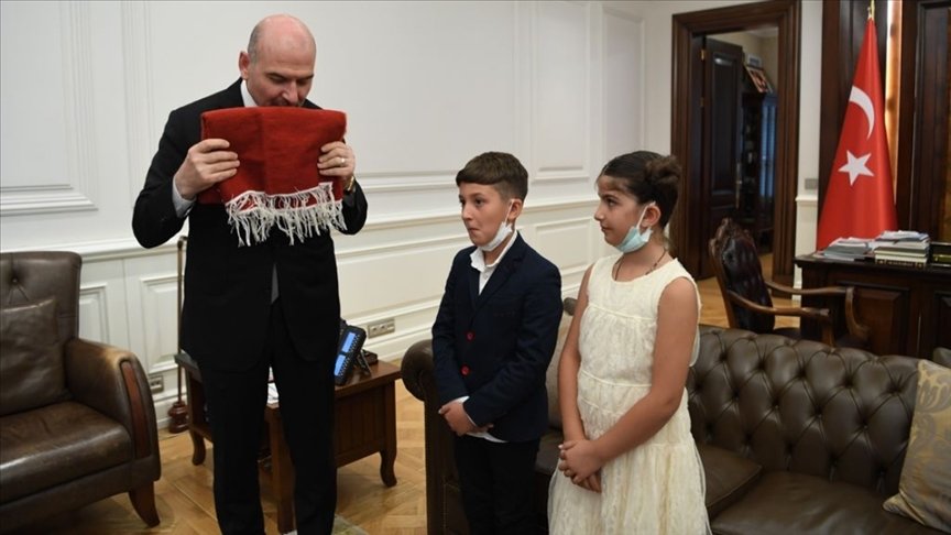 İçişleri Bakanı Soylu, Batman’da duvara asılı Türk bayrağını öpen çocukları ağırladı