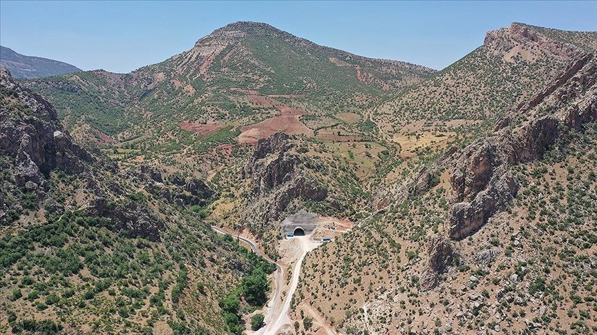 Huzurun tesis edildiği Siirt ve Şırnak’ta dağlarda açılan tünellerle ulaşım kolaylaşacak