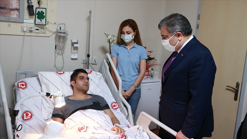 Sağlık Bakanı Koca’dan hastasının bıçaklı saldırısına uğrayan doktor Ertan İskender’e ziyaret