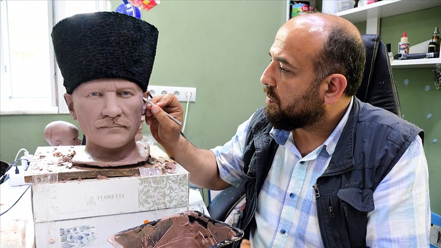 Çorum’dan dünyaya yaptıkları bal mumu heykellerle açılıyorlar