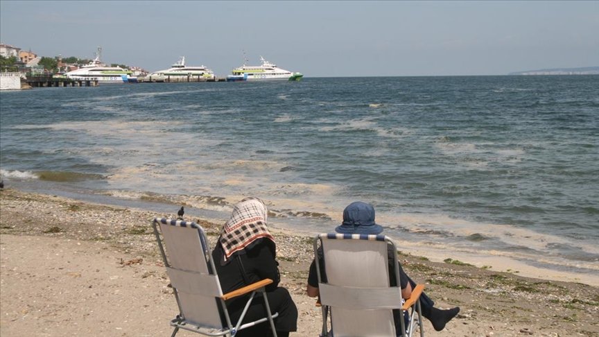 Marmara Denizi’ndeki müsilaj Çanakkale ve Bursa kıyılarında rüzgarın etkisiyle yüzeyde görülüyor