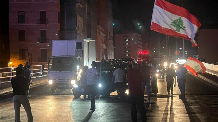 Lübnan’da kötü yaşam koşullarını protesto eden halk ana yolları trafiğe kapadı
